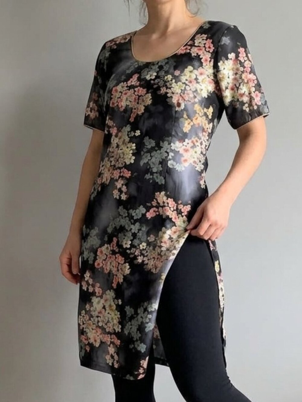 ⭐️ 5 for 20$! ⭐️ Asian Inspired Floral Tunic with Gold Piping